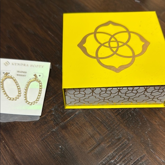 Kendra Scott Elle Open Frame Earrings Gold Gift Box NEW - Picture 6 of 7